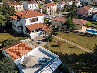 Malinska - Sv. Vid Miholjica hiša 286 m2 + 3 ločeni apartmaji 153 m2 na prostornem vrtu s pogledom na morje