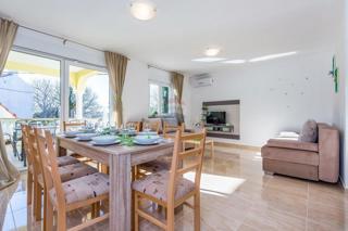 Crikvenica, Dramalj – hiša z bazenom in 4 parkirnimi mesti