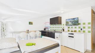 Crikvenica, center – tri stanovanja 200 metrov od morja