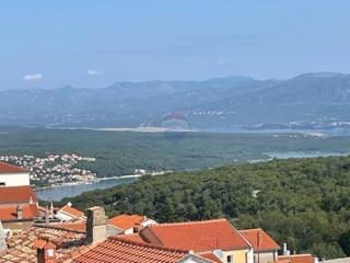 Otok Krk, Dobrinj, hiša s strešno teraso in pogledom na morje