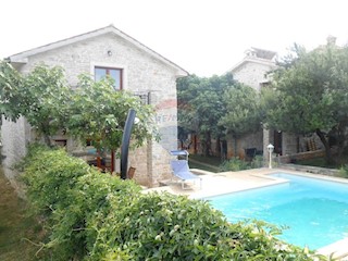 Istra, Peruški, 2 kamniti hiši z bazenom, 300m2