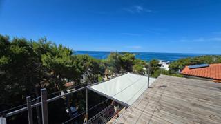 Istra, Rovinj, hiša v gozdičku ob morju, parkirišče, 6 apartmajev