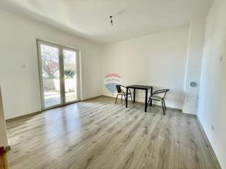 Crikvenica – prenovljeno dvosobno stanovanje z dvoriščem