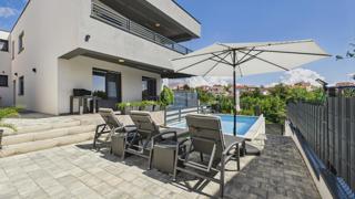 Istra, Medulin – Luksuzna vila s tremi apartmaji, 200 m do plaže – pogled na morje
