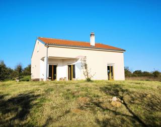 Istra, Marčana, samostojna novogradnja hiša, lepo dvorišče