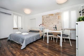 Istra, Rovinj, 2 garsonjeri v centru, mirna ulica, blizu morja