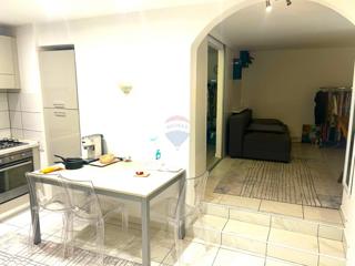 Istra, Rovinj-visoko pritličje, staro mestno jedro, prenovljeno, 40m2 na čudovitem trgu Na odlični lokaciji, na enem od romantičnih starih mestnih trgov, prodajamo to zelo svetlo stanovanje. Gre za visoko pritličje lepe avtohtone stavbe, ki ima 40 m
