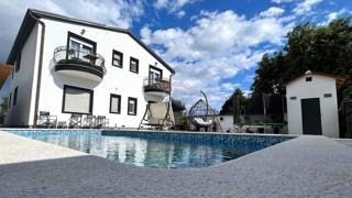 Pulj, Veli Vrh – Samostojna apartmajska hiša z bazenom