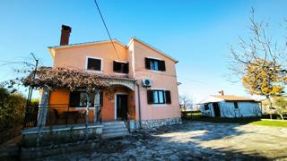 Istra, Rovinjsko Selo – Hiša s tremi stanovanji, veliki vrt