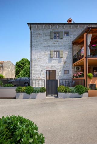 Istra, Buje, okolica – Kamnita hiša za obnovo z razgledom