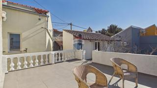 Novi Vinodolski – Hiša v starem mestnem jedru, druga vrsta od morja