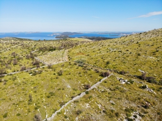 Kmetijsko zemljišče z velikim potencialom 13010 m2, Primošten