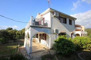 Hiša takoj vseljiva, idealna za prenovo + zemljišče 1154 m², Ražanj- Rogoznica