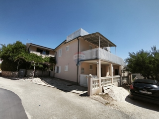 Hiša z dvema apartmajema in strešno teraso, 130 m od morja – Stupin, Rogoznica