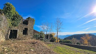 Kamnit Ostanek s Čudovitim Razgledom na Motovun