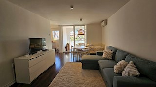 Garsonjera blizu morja – terasa in odlična lokacija