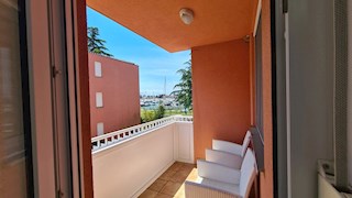 Apartma v bližini morja in plaže v Novigradu z garažo