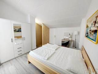 Prenovljeno stanovanje z galerijo – udobno stanovanje v drugem nadstropju blizu morja