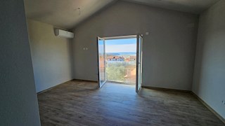 Dvojček hiše na mirni lokaciji s čudovitim razgledom na morje in bazen