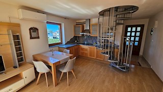 Dvoetažno stanovanje s pogledom na morje