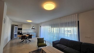 Veliko stanovanje na mirni lokaciji s pogledom na morje