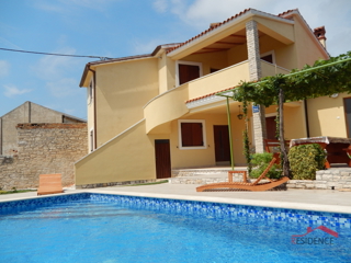 Lepa počitniška hiša z bazenom v Ližnjanu