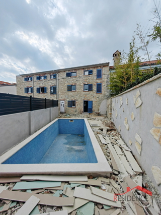 Juršići, kamnita hiša z bazenom