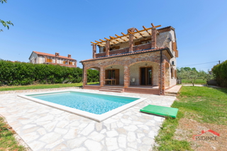 Villa z bazenom v Paradižu