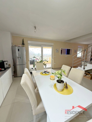 Pula – Šijana, dvoetažno stanovanje z dvema terasama in odprtim pogledom na mesto