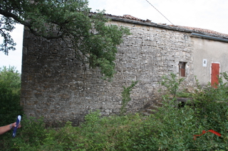 BODULERI, STARA ISRSKA HIŠA ZA ADAPTACIJO Z VELIKIM DVORIŠČEM