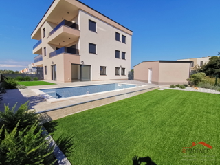 Banjole - Volme, novo stanovanje v pritličju z bazenom in vrtom, garaža