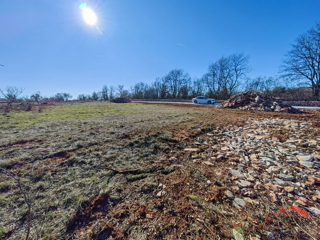 Gradbena parcela z gradbenim dovoljenjem, elektrika in voda v Svetem Kirinu