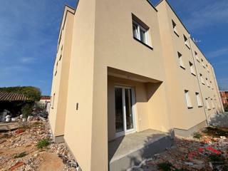 Pula, Valdebek, stanovanje v pritličju, 2 spalnici, parkirno mesto