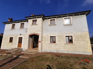 Okolica Juršića, stanovanjsko poslovni objekt, bazen