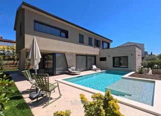 Moderna hiša z bazenom, 2km od morja
