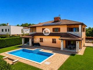 Poreč okolica, hiša s 4 stanovanji in bazenom 8 kilometrov od morja