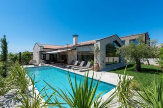 ISTRA - POREČ - POSEBNA DIZAJNERSKA VILA NA TRGU!