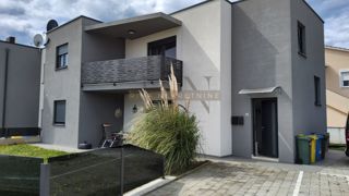 Poreč – opremljeno stanovanje s teraso in parkiriščem