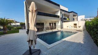 Poreč – luksuzna počitniška vila z bazenom in wellnessom