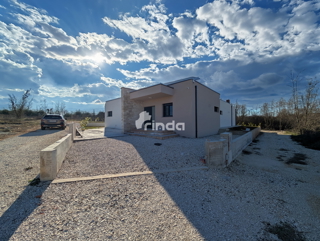 Hiša s bazenom - okolica Rovinja - 140m2 - (549m2 zemljišče)