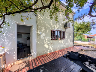 Samostojna hišica z lepo urejenim dvoriščem - Rovinj vas - 84 m2