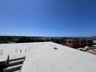Umag okolica, prostrani stan s krovnom terasom i pogledom na more
