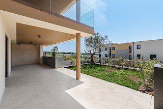 Novigrad – Luksuzno stanovanje v pritličju z vrtom