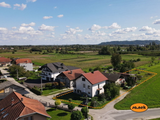 Hiša z dvema stanovanjskima enotama v okolici Samobora