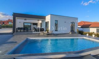 ŽMINJ, Nova pritlična hiša z bazenom