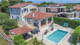 Poreč - okolica, kamnita hiša z bazenom.