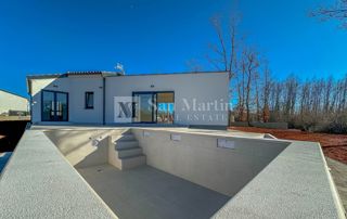 Barban, nova hiša z bazenom v mirni ulici