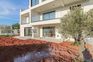 Poreč, Trisobno stanovanje v pritličju z vrtom