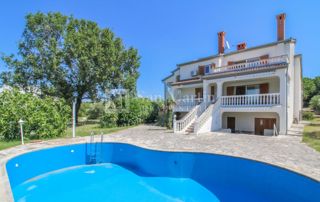 Hiša s 4 apartmaji, bazenom in ogromnim vrtom
