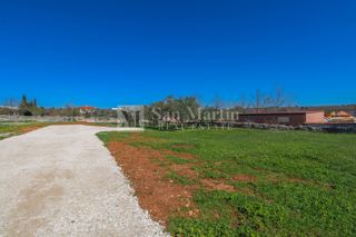 Vodnjan, okolica - sončna parcela v majhni vasici